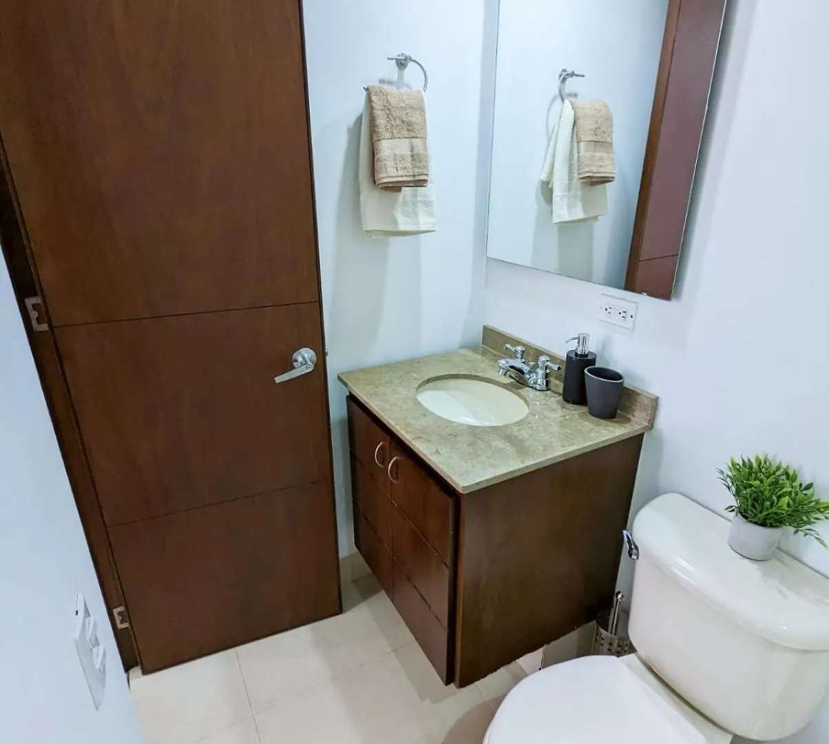 Apartamento Completo Poblado - Ubicacion Central Con Parqueadero Medellin 0*,  Colombia